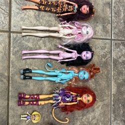 7 Monster High dolls