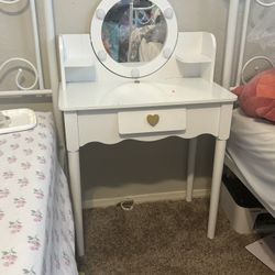 Light Up Children’s Vanity 