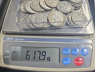 🔥 90% SILVER U.S. HALF DOLLAR LOT 🔥
Nice mixed lot of genuine U.S. 90% silver half dollars, including Walking Liberty and Franklin halves.
• 617.9 g