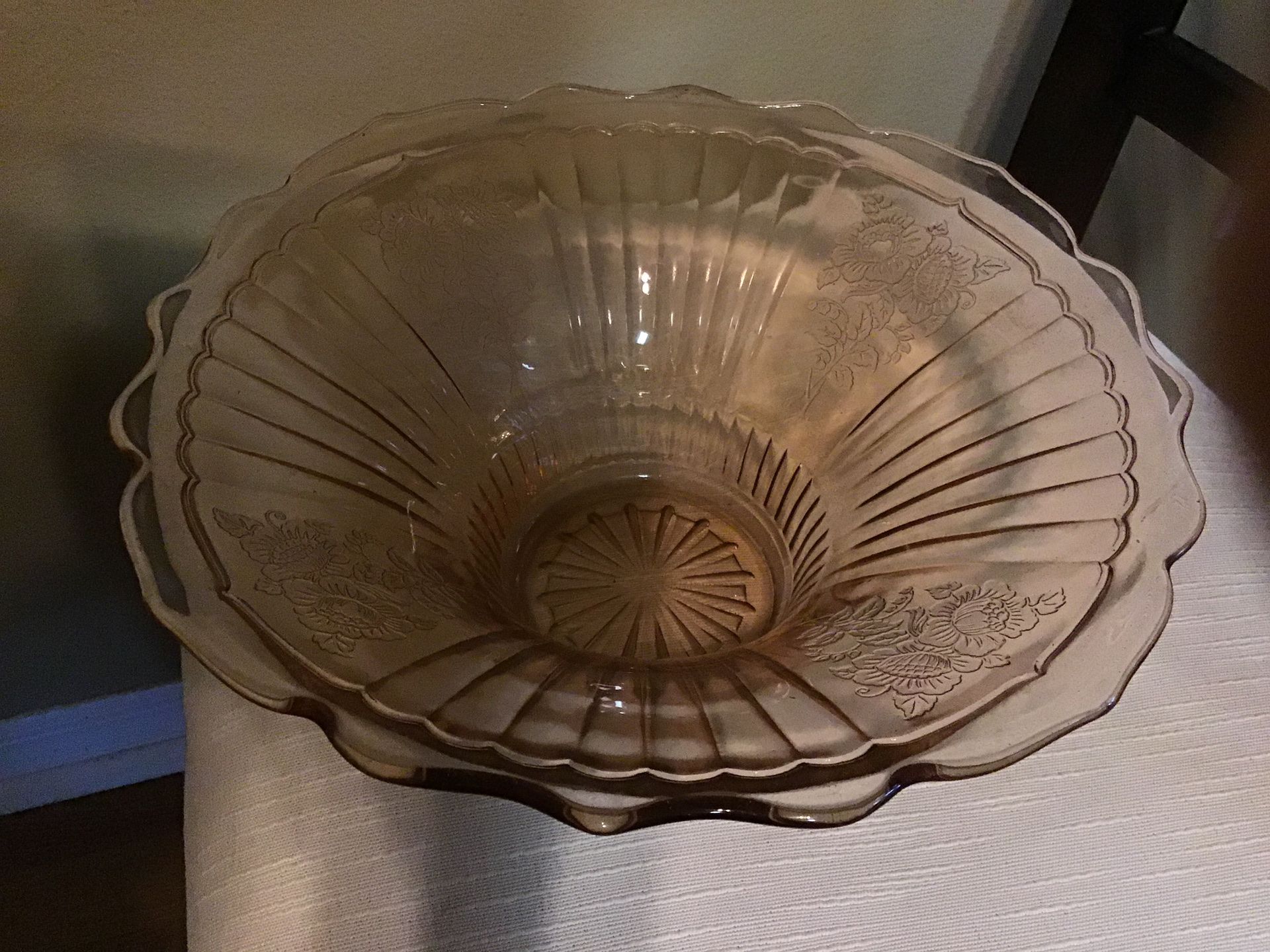 Pink Depression glass bowl with scalloped edges and primrose design in the glass early 1900s perfect condition11 1/2 inches across top