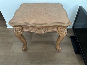 BERNHARDT Ornate Wood End Table with Cabriole Legs