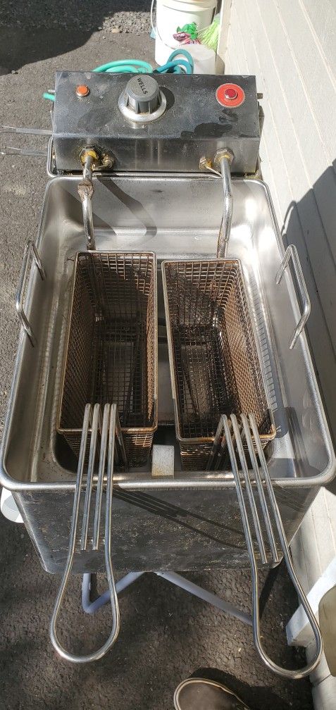 comercial small fryer with 4 baskets $600