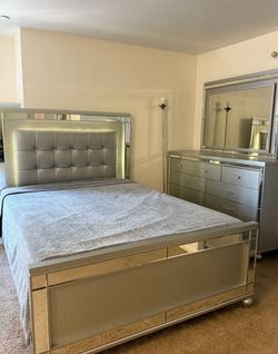 Queen Bed, set Dresser, Mirror, Nightstand In Silver LED Light