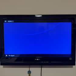 Sony 32” LCD 720p tv with wall mount