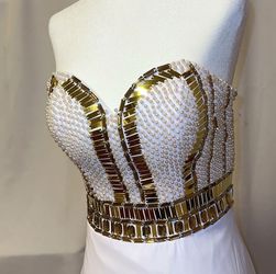 Sweetheart Neckline Sleeveless Beaded Chiffon With Sequins New never worn pron and parties dress size L to M