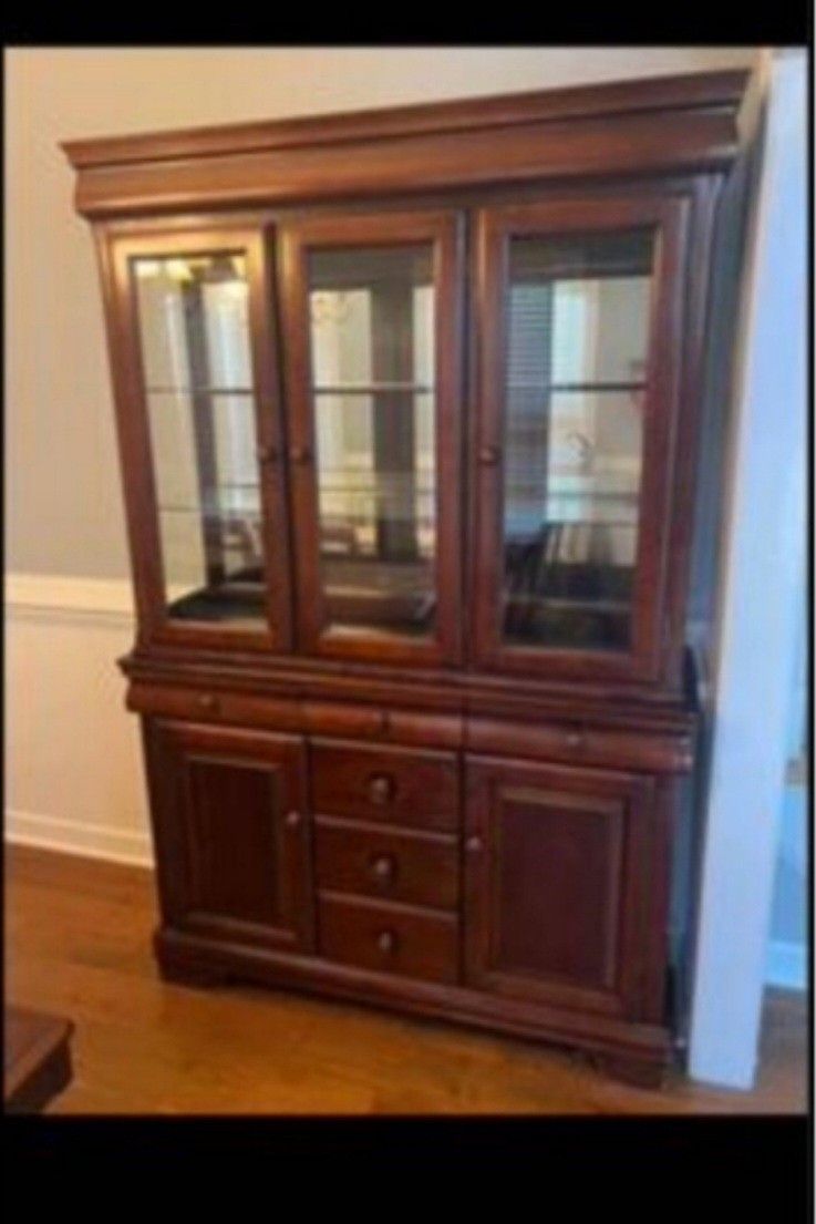 Large China Gabinet