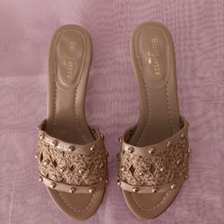 Eric Javits NY 7.5 N Beige Tan Slip-on Sandals Shoes W Gold Accents 