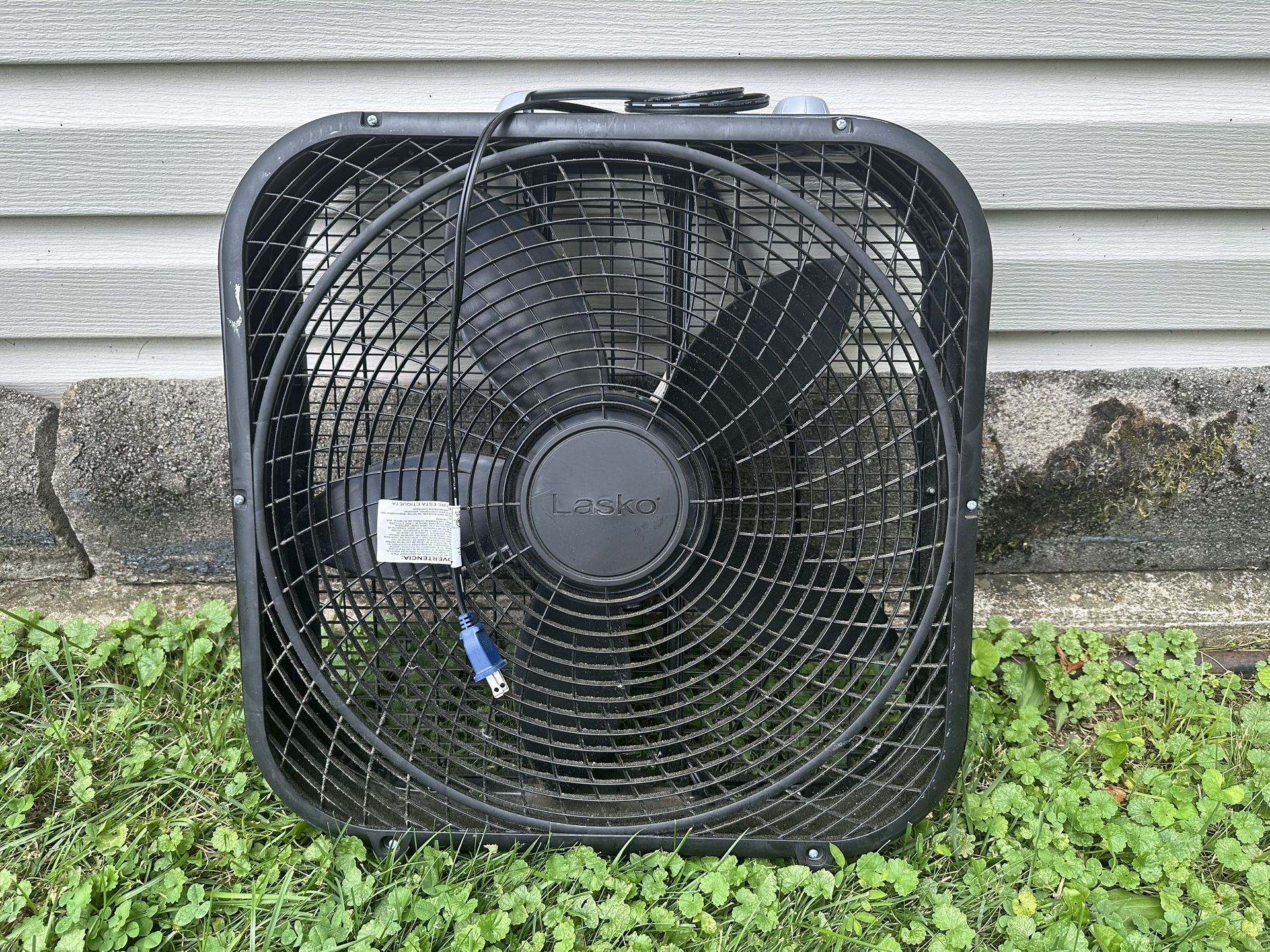 2 LASKO ELECTRIC WINDOW FANS  PERFECT FOR YOUR BARN, GARAGE, MANCAVE, RESTAURANT, BAR, CONSTRUCTION / PAINTING PROJECTS, ETC. 