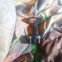 RYOBI DRILL WITH TWO BATTERIES 