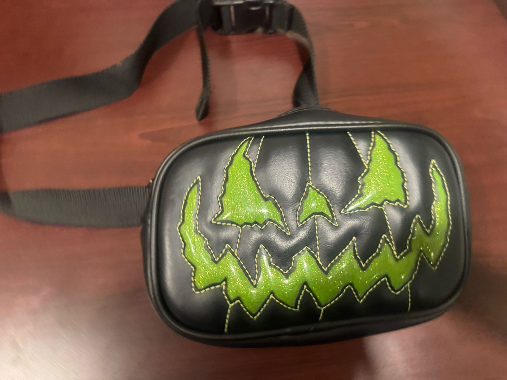 Love pain And Stitches Belt Bag