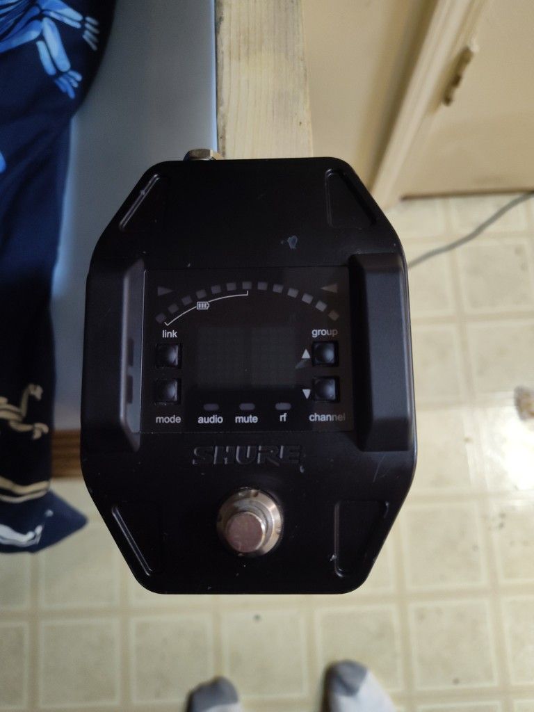 SHURE WIRELESS RECEIVER  