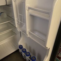 Small Magic Chef Refrigerator 