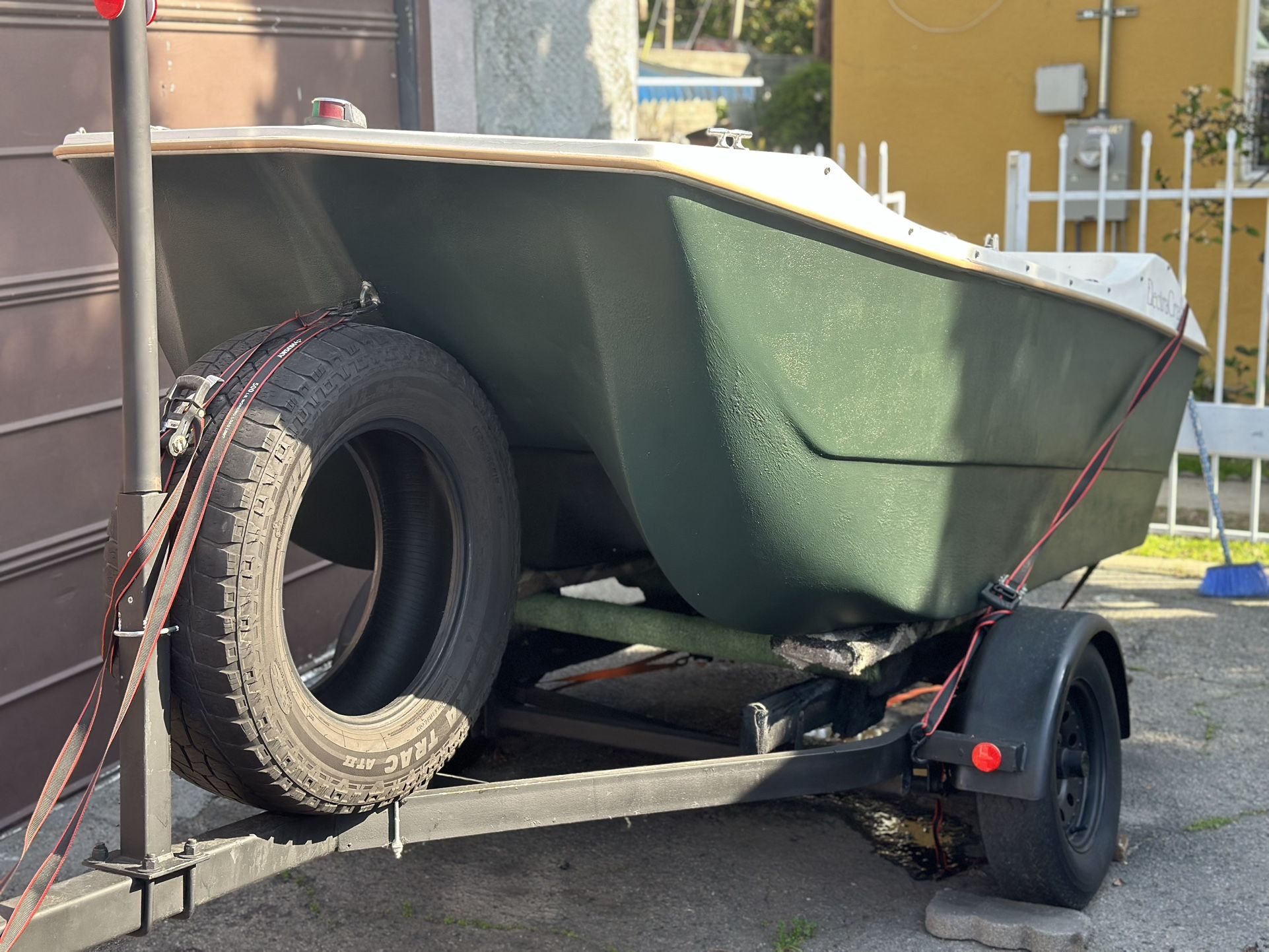 10 Foot Boat Fiberglass With Trailer..