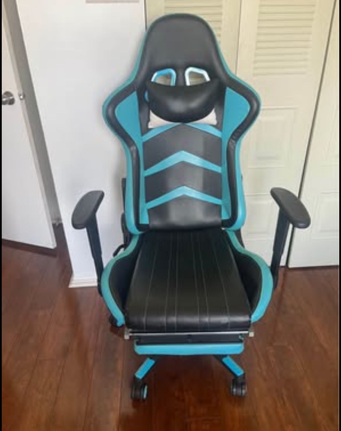 Swivel Gaming Chair with Foot Rest
