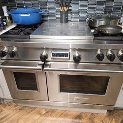 Wolf Dual Fuel Stove With French Cooktop In Middle