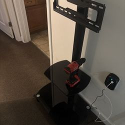 TV Mount. Come Get It!!! 40” tv mount 