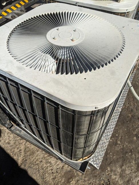 Goodman 3.5 ton AC condenser straight Cool R22 refrigerant.
**Fully charged**