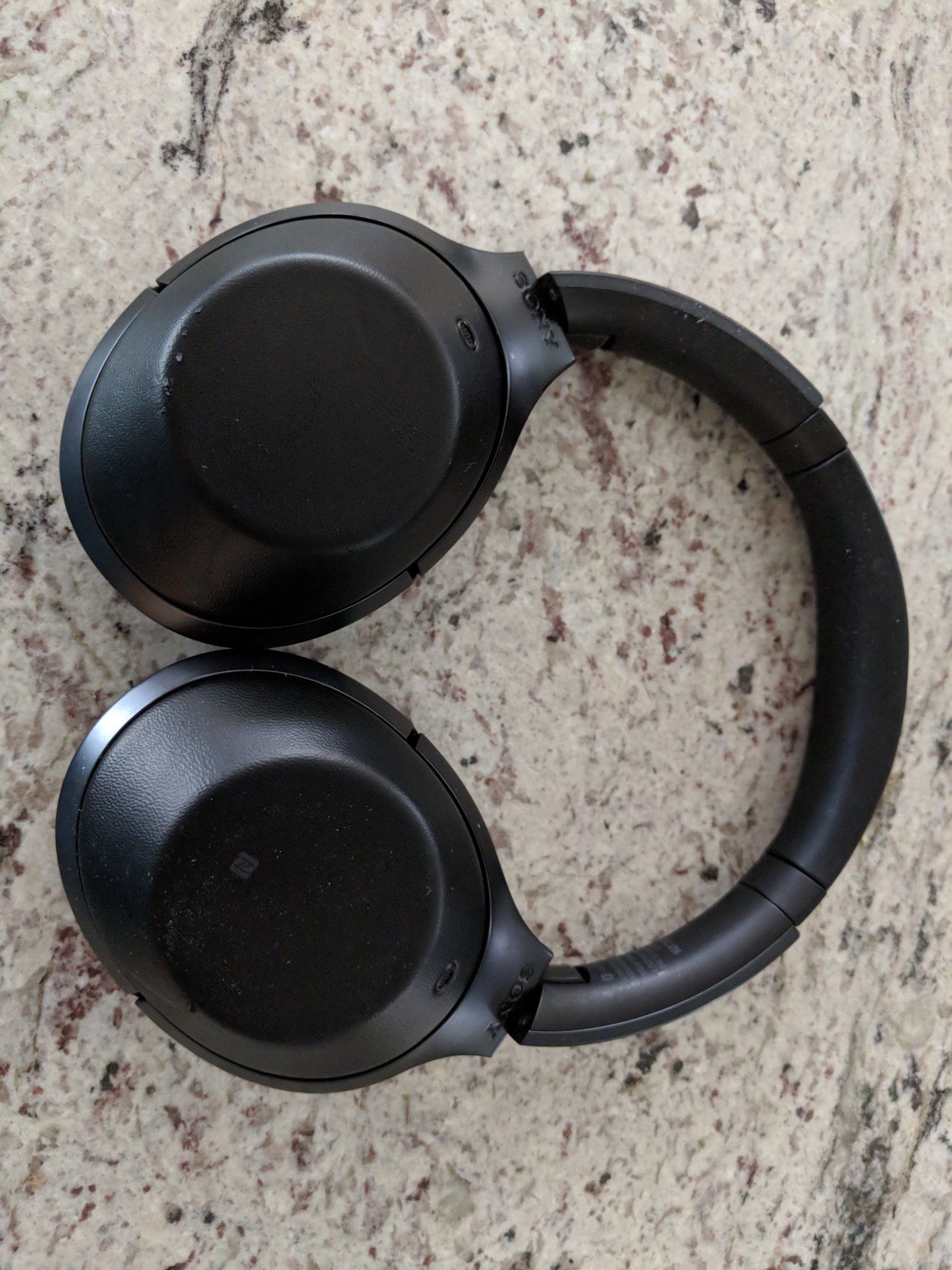 Sony mdr-1000x Bluetooth wireless headphones