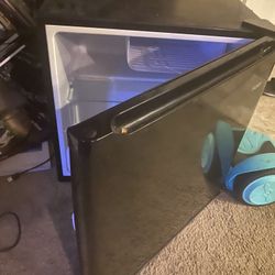 Hailer Mini Fridge With Freezer