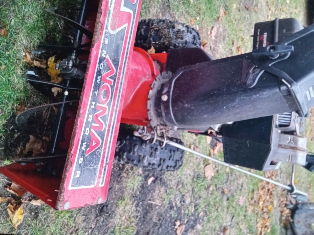 8hp 24 Inch Snowblower.   Carb Clogged Works