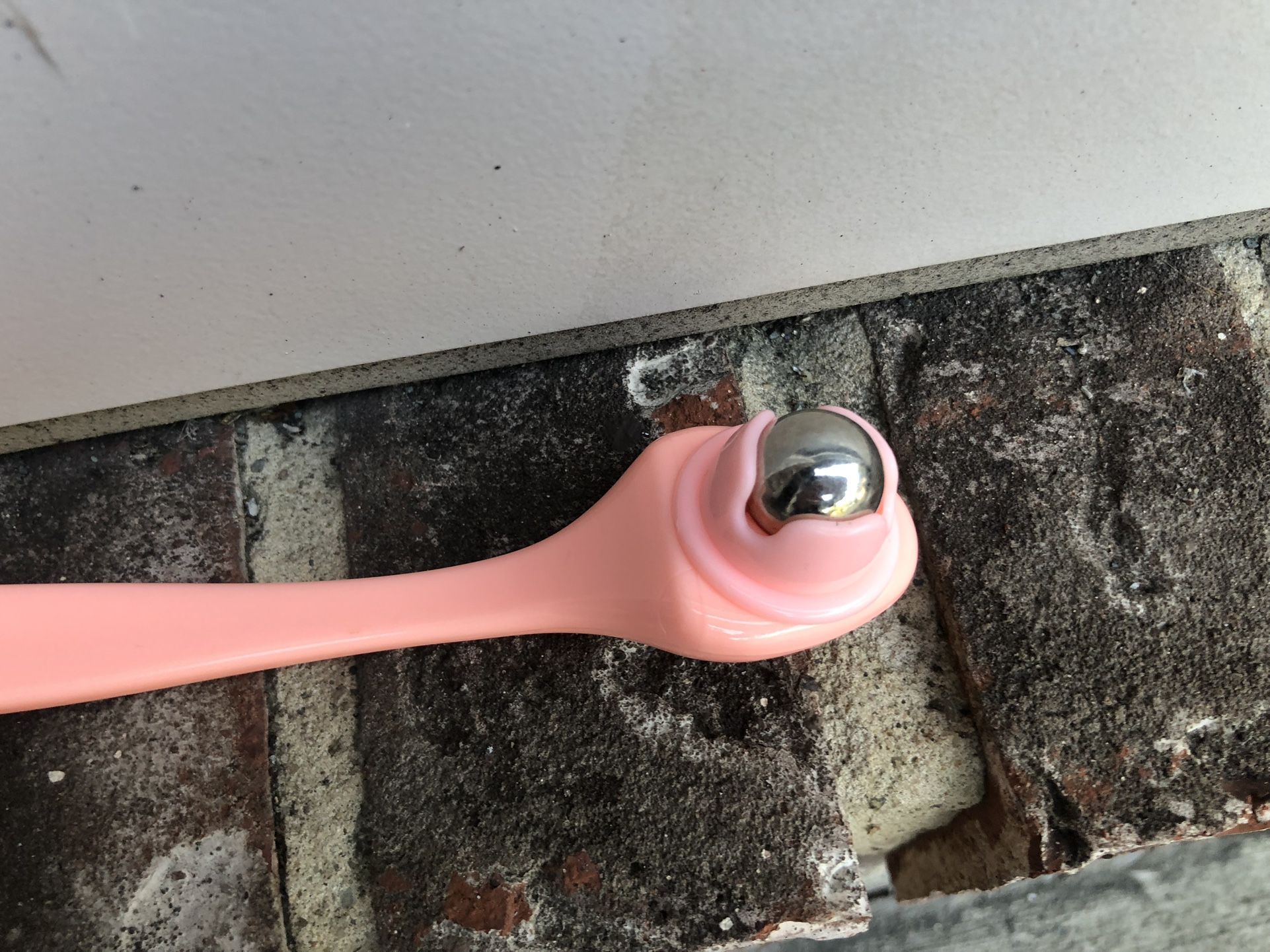 Under Eye Roller Wand (Salmon Pink)