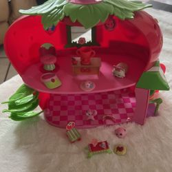 Strawberry Shortcake Berry Happy Home House Doll