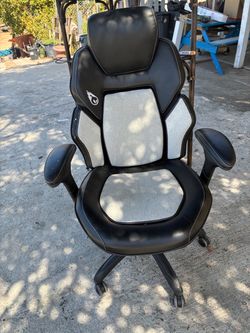 BEAUTIFUL DESK CHAIR GOOD CONDITION