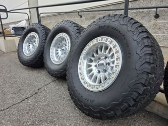17" KMC w/ 35" BfGoodrich KO2 tires