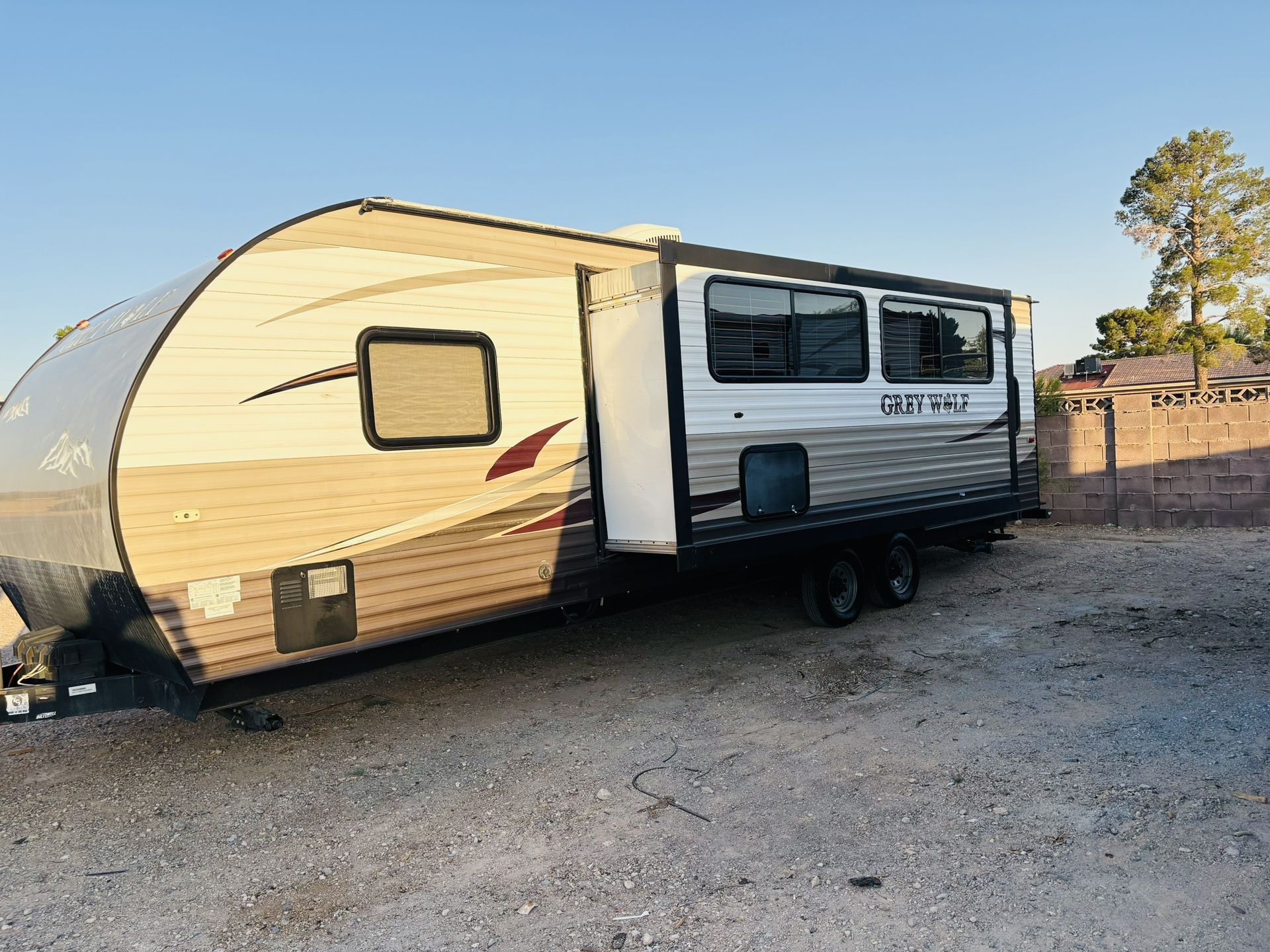2017 Gray Wolf By Cherokee 2 Super Side Outs