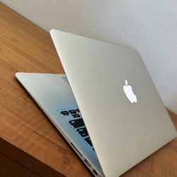 Apple MacBook Air 13” I5/8GB/256GB SSD $200