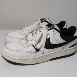 Women's Nike Gamma Force Size 9