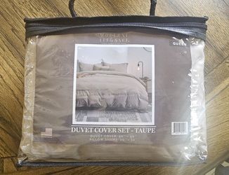 New Queen Duvet Set