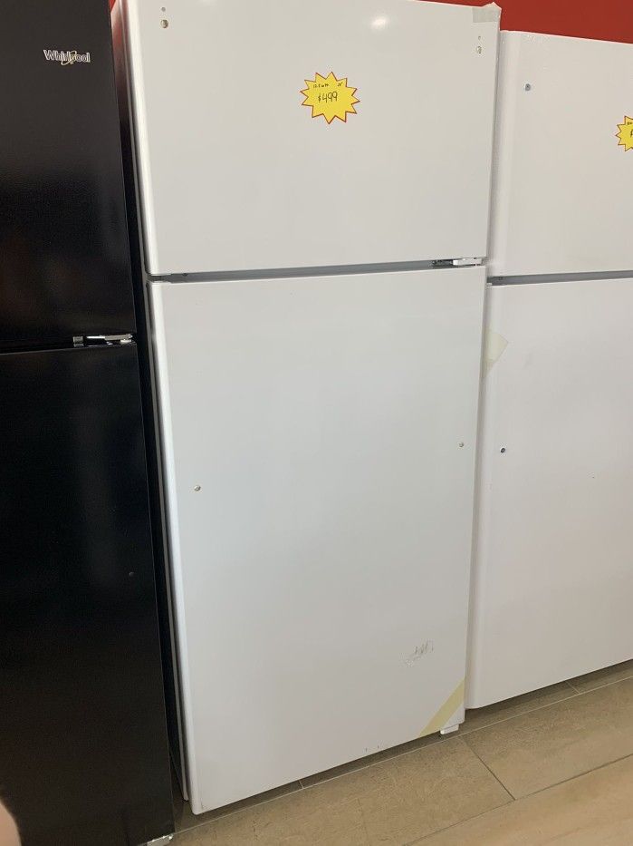 GE 17.5 cu. ft. Top Freezer Refrigerator in White D3K45