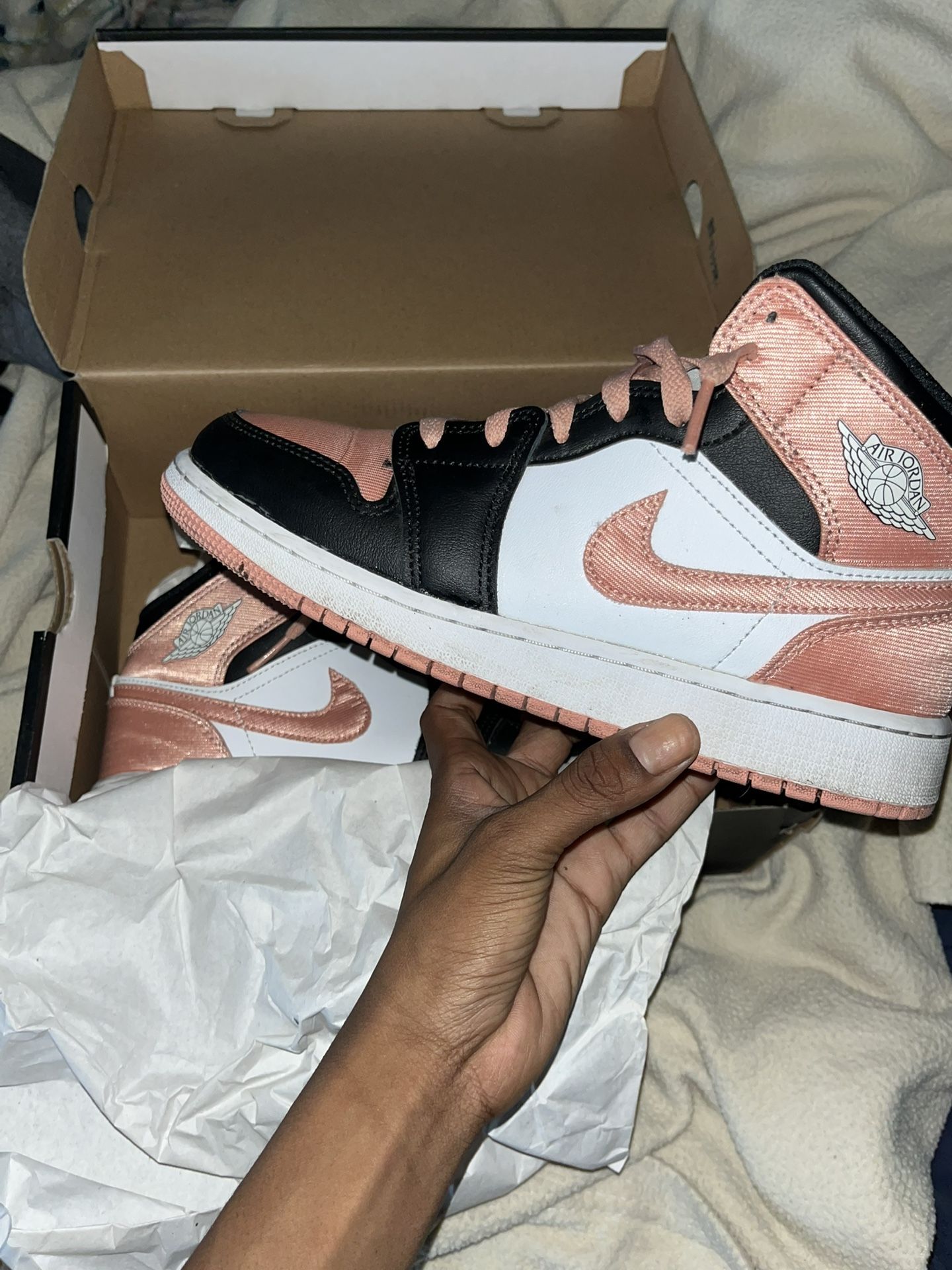 air jordan 1 mid (gs). white/lt madder root black. blanc/racine de garance pale