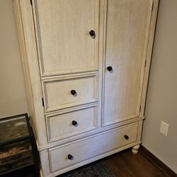 Dresser (Ashley Furniture -Marsilona Collection Chest of Drawers)