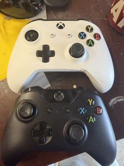 2 Xbox one controllers and Jurassic World game