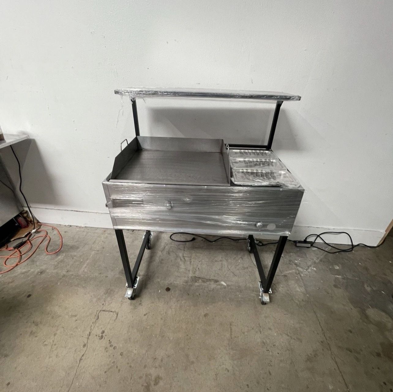Plancha De 24” Con 3 Charolas Baño María Y Repisa | Incluye Manguera Con Regulador