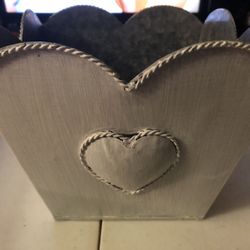 SMALL METAL BASKET
