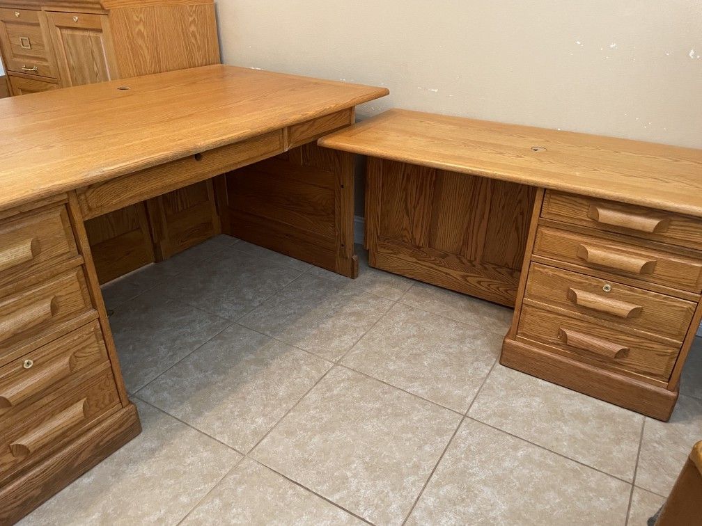 LARGE SOLID OAK DESK LIKE NEW, LOCKS,  72" LARGE  DESK,  SIDE 36" LONG, LOTS OF SPACE