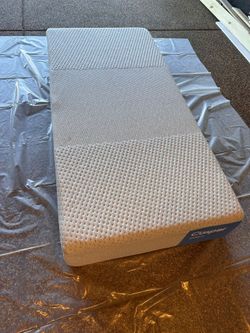 Casper Dream Twin Mattress + Foundation - Like New