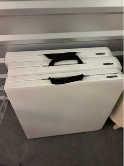 3 Foldable tables