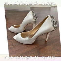 Party Clothes Glow with Elegant and Trendy Looks agree building