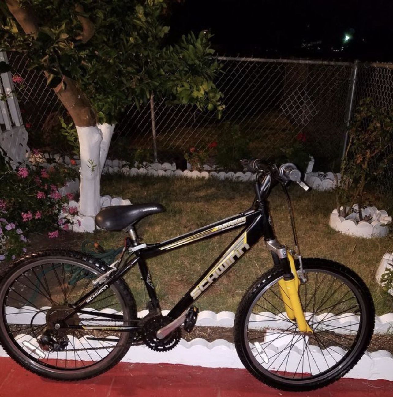 ADULT Schwinn Mountain Bike. Traverse Shaped Tubing heavy duty off road Bike Black and Yellow Paint
