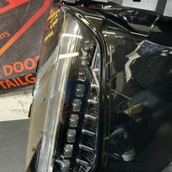 CADILLAC ESCALADE 2025-2026 RH HEADLIGHT OEM