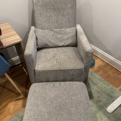 DaVinci Nursery Swivel Glider Chair + Ottoman