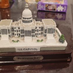Presidential Souvenir US Capital Desk Statue