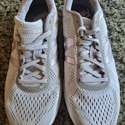 NEW BALANCE. FRESH FOAM.  SIZE 9