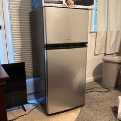 Small Refrigerator / Freezer 