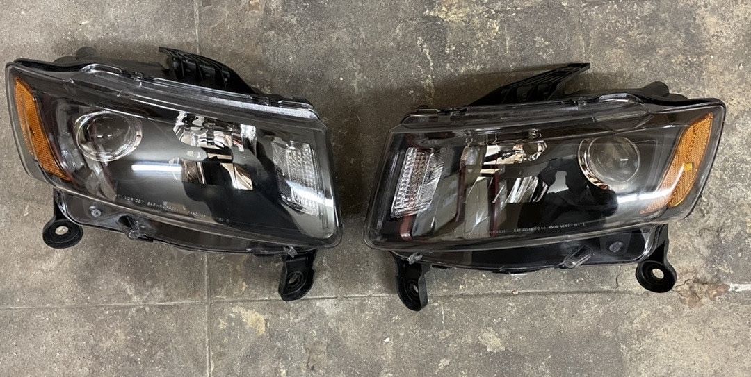 LA Zona Auto Parts 14 15 And 16 Jeep Grand Cherokee Headlights Luces