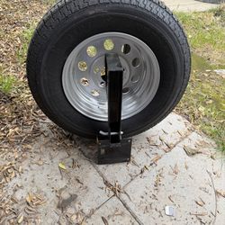 Heavy-Duty Folding Universal RV Tire Carrier With New Spare Tire